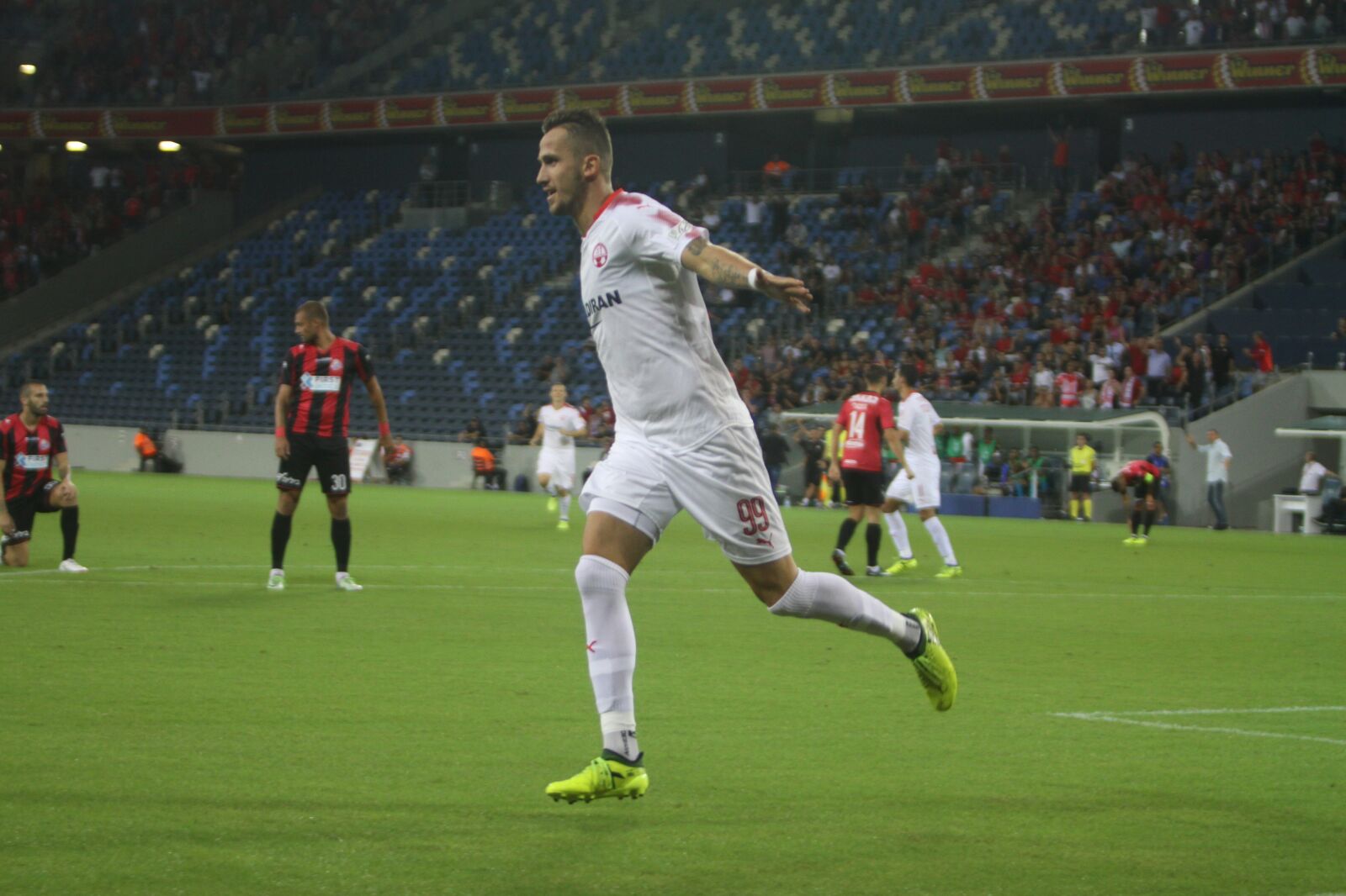 תומאש פקהארט חוגג שער שלו בסמי עופר מול הפועל חיפה. 